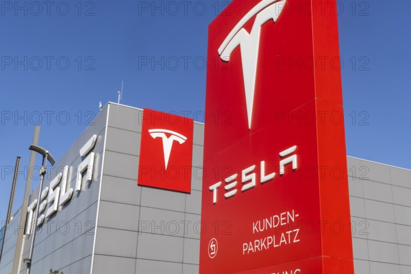 Standstill at the largest Tesla pick-up centre in Europe. Tesla's sales crisis is making itself felt at the delivery hub in Holzgerlingen. There is little demand for Elon Musk's American-style electric cars. The central contact point for sales and vehicle servicing is located in Daimlerstrasse in the small Swabian town near Sindelfingen, where the vehicles are also delivered. Vehicle hall with logo. Holzgerlingen, Baden-WÃ¼rttemberg, Germany