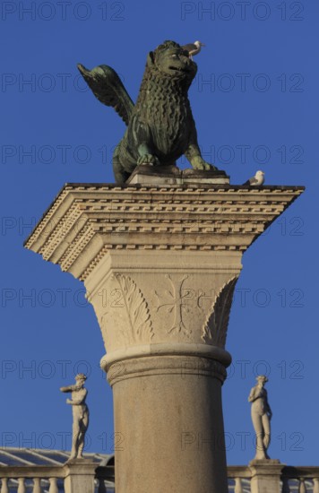 Piazzetta San Marco: St Mark's Column in front of the statues of the Bibliotheca National Marciana, Venice, Veneto, Italy