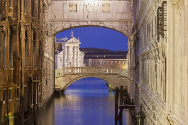 The connection from the Doge's Palace to the new prison, the Bridge of Sighs (Il ponte dei Sospiri), Venice, Veneto, Italy