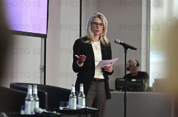 Dr Beatrice John from the consulting firm Adelphi speaks at a panel discussion organised by Springer Nature Wissenschaftsverlag. The topic of the Science on the Spree 2025 event is heat, drought, heavy rain - How do we adapt to the consequences of climate change?