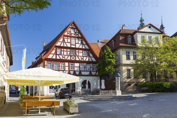 Half-timbered house at the Kornmarkt and Kornmarktbrunnen, Bad Windsheim, Bavaria, Germany