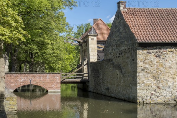 Stone building with tiled roof with a moat and a drawbridge, Burg Vischering, LÃ¼dinghausen, MÃ¼nsterland, North Rhine-Westphalia, Germany