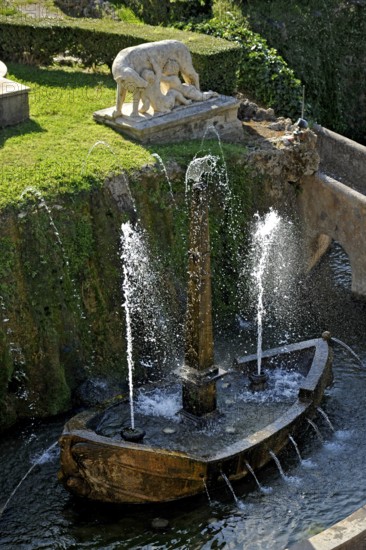 Fontana della Rometta e di Roma fountain with Roman she-wolf, Renaissance garden of Villa d'Este, water features, fountains, UNESCO World Heritage Site, Tivoli, Metropolitan City of Rome, Lazio, Italy