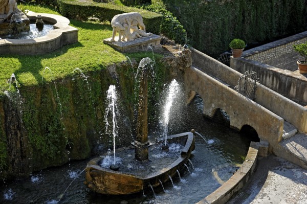 Fontana della Rometta e di Roma fountain with Roman she-wolf, Renaissance garden of Villa d'Este, water features, fountains, UNESCO World Heritage Site, Tivoli, Metropolitan City of Rome, Lazio, Italy
