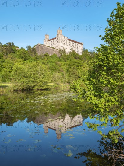 Willibaldsburg Castle is reflected in the River AltmÃ¼hl, AltmÃ¼hltal, EichstÃ¤tt, Upper Bavaria, Bavaria, Germany
