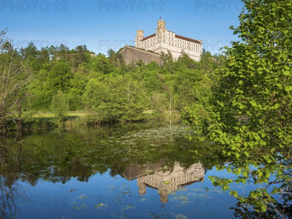 Willibaldsburg Castle is reflected in the River AltmÃ¼hl, AltmÃ¼hltal, EichstÃ¤tt, Upper Bavaria, Bavaria, Germany