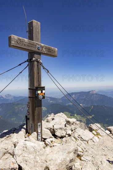 Summit cross of the Hochkalter, behind the Untersberg, Berchtesgaden Alps, Ramsau, Berchtesgaden National Park, Berchtesgadener Land, Upper Bavaria, Bavaria, Germany