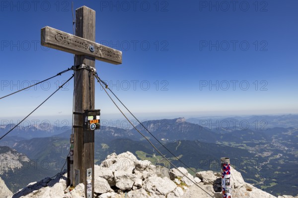 Summit cross of the Hochkalter, behind the Untersberg, Berchtesgaden Alps, Ramsau, Berchtesgaden National Park, Berchtesgadener Land, Upper Bavaria, Bavaria, Germany