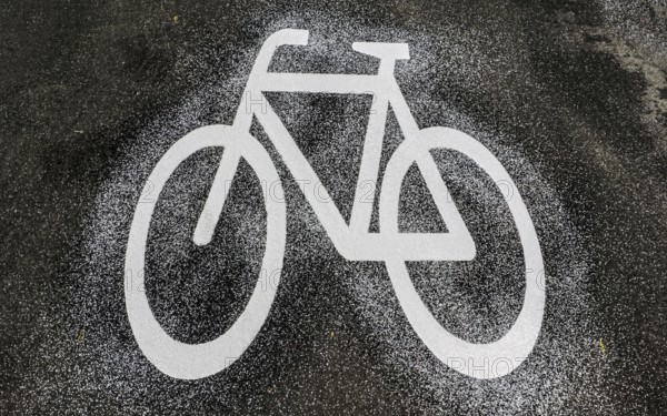 Bicycle path symbol sprayed with a stencil on a newly built bicycle path, Berlin, 02.07.2025, Berlin, Berlin, Germany