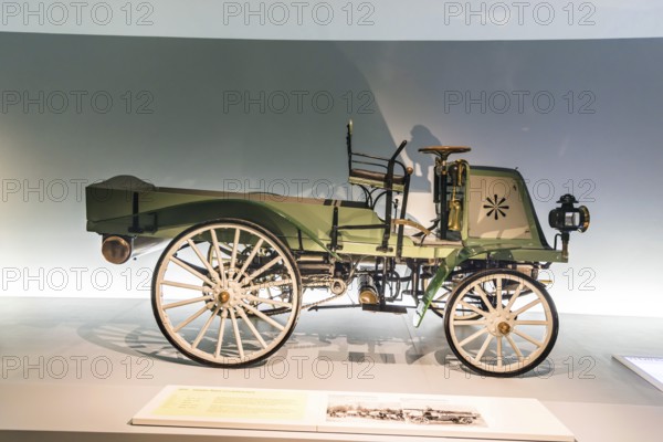 Daimler motorised company car from 1899. The Mercedes-Benz Museum in Stuttgart presents a journey through the automotive history of the global corporation. The history of the Mercedes star begins with the first automobile in 1886. 160 vehicles are on display. Stuttgart, Baden-WÃ¼rttemberg, Germany