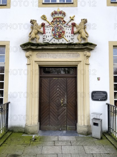Tor Tor entrance to Borbeck Castle, above it the coat of arms of the Essen Cathedral Chapter with two crossed golden swords, golden star and palm wreath, Essen, North Rhine-Westphalia, Germany, restored in the 18th century by Princess Abbess Franziska Christine von Pfalz-Sulzbach