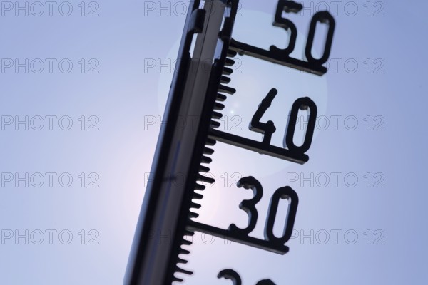 Symbolic image of heat: thermometer in front of a cloudless sky. In Mannheim, temperatures are expected to rise to 38 degrees in the first week of July