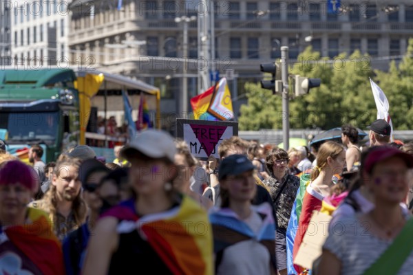 A participant with a Free Maja sign refers to Maja T., who is in custody in Budapest, Hungary, at Christopher Street Day in Leipzig on 28 June 2025. Maja T. was extradited to Hungary despite an urgent appeal by the Federal Constitutional Court and is awaiting a protest there that observers consider unfair