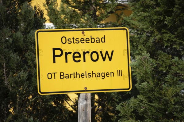 A yellow sign with the inscription Baltic resort Prerow in front of green trees, Prerow, Mecklenburg-Vorpommern, Germany