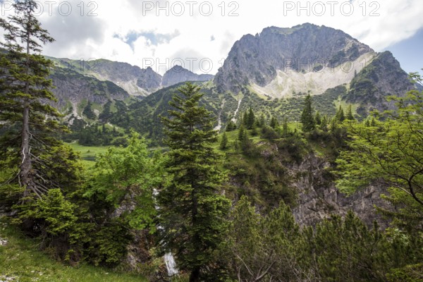View from the hiking trail from GaiÃŸalpe to Unterer GaiÃŸalpsee, behind Rubihorn, near Oberstdorf, OberallgÃ¤u, AllgÃ¤u Alps, AllgÃ¤u, Bavaria, Germany