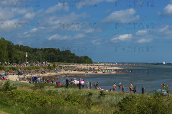 Onlookers of the windjammer parade 2025 on the Kiel Fjord at the end of the Kieler Woche, sailors, Falkensteiner beach life, bathing pleasure, lighthouse, summer weather, sunshine, forest, Kiel, Schleswig-Holstein, Germany
