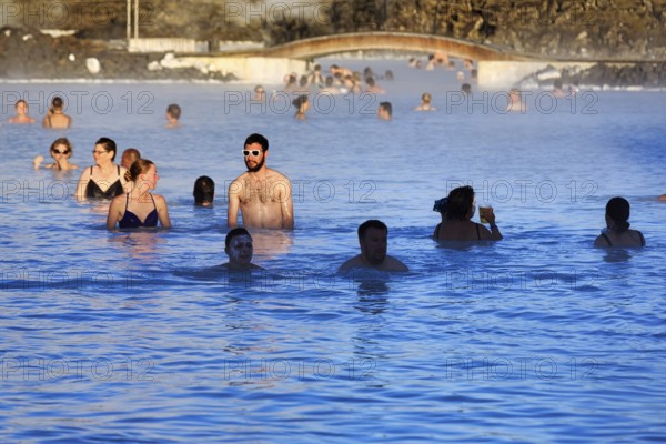 Tourists in thermal bath, outdoor pool, spa, BlÃ¡a LÃ³niÃ°, Blue Lagoon tourist attraction, hot springs, Grindavik, Reykjanes Peninsula, near Reykjavik, Iceland