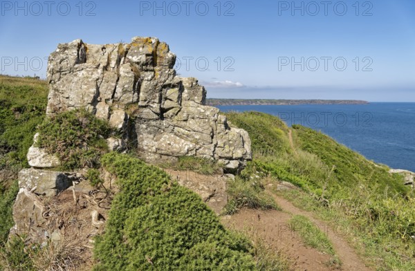 Rocks on the South-West Coast Path in south-west England, a long-distance footpath near the southern tip of Cornwall on the English Channel. Cadgwith, Cornwall, South-West England, Great Britain