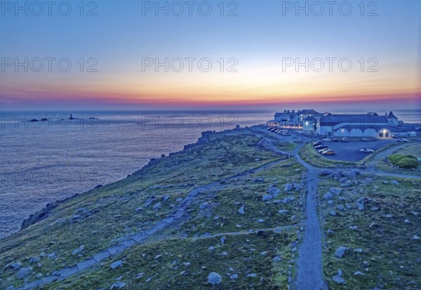 Land's End, landscape and hotel on the Atlantic, at dusk. Land's End, the tip of the headland in the west of Cornwall, is the most westerly point in England. Land's End, Sennen, Penzance, Cornwall, South West England, Great Britain