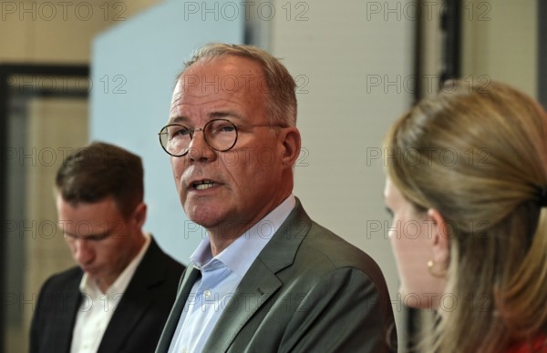 Matthias Miersch (centre), Chairman of the SPD parliamentary group, and Sonja Eichwede, one of the deputies, at the press statement in front of the parliamentary group meeting room in the Reichstag
