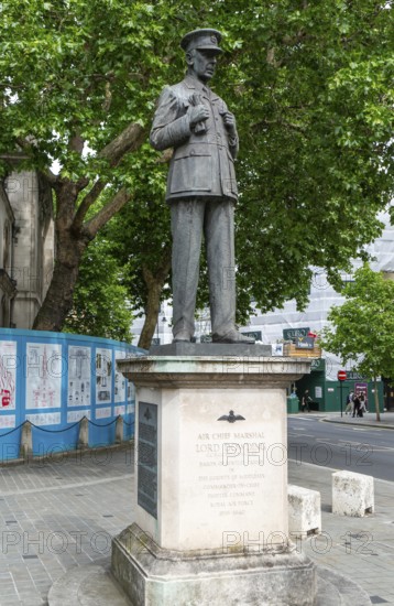Air Chief Marshal Lord Downing statue, outside St Clement Danes church, Holborn, central London, England, UK