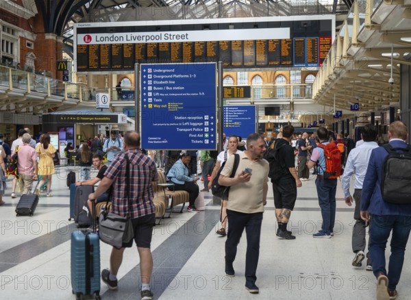 Concourse busy with passengers, Liverpool Street railway station, London, England, UK