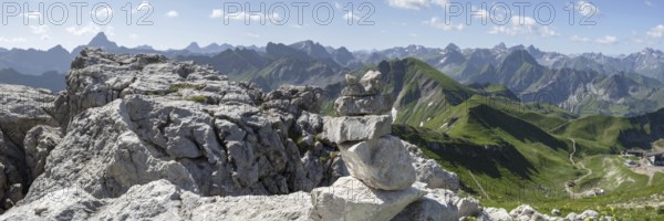 Mountain panorama from the Koblat-Höhenweg on the Nebelhorn, behind left the Hochvogel, 2592m, in the centre the Schneck, 2268m, and on the right the Höfats, 2258m, AllgÃ¤u Alps, AllgÃ¤u, Bavaria, Germany