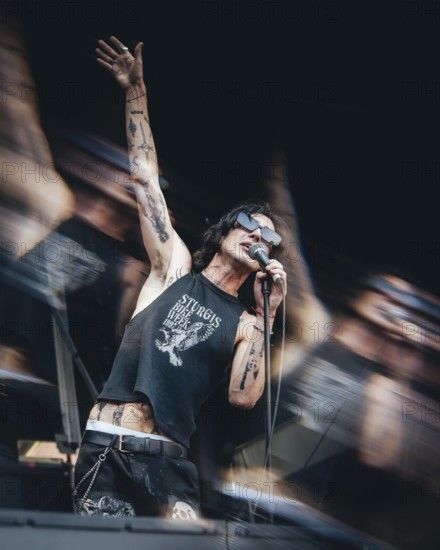 Remington Leith, singer of Palaye Royale live at Zitadelle Spandau, Berlin, 21/06/2025 Note: the photo was taken through a prism