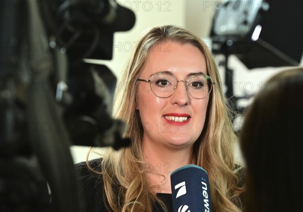 Katharina Dröge (BÃ¼ndnis 90 / Die GrÃ¼nen) in an interview with a newstime reporter