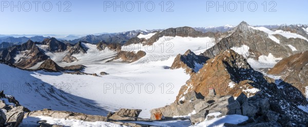 Mountain panorama at the Wilder Freiger summit, picturesque high mountain landscape with rocky ridge and snow, view of Ãœbeltalferner glacier and rocky mountain peaks Königshofspitz and Sonklarspitze, Wilder Pfaff, Stubai Alps, South Tyrol, Italy