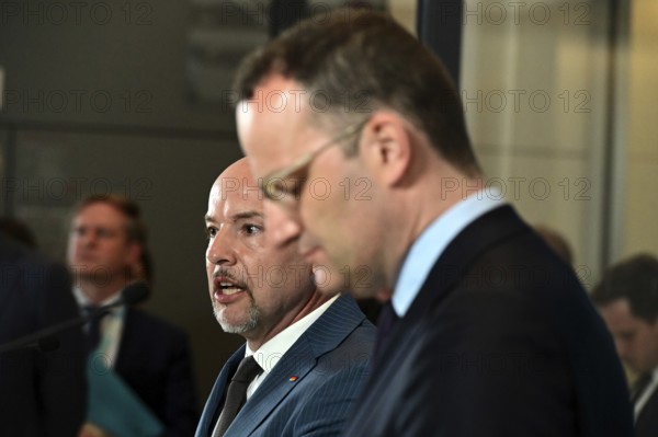 On the right, the chairman of the CDU/CSU parliamentary group, Jens Spahn (CDU), and his deputy Alexander Hoffmann (CSU) at the weekly press statement in front of the parliamentary group meeting room in the Reichstag. This time it was about the expert opinion on the purchase of masks, among other things