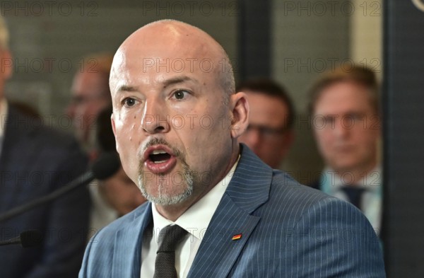 The deputy chairman of the CDU/CSU parliamentary group, Alexander Hoffmann (CSU), at the weekly press statement in front of the parliamentary group meeting room in the Reichstag. This time it was about the expert opinion on the purchase of masks, among other things