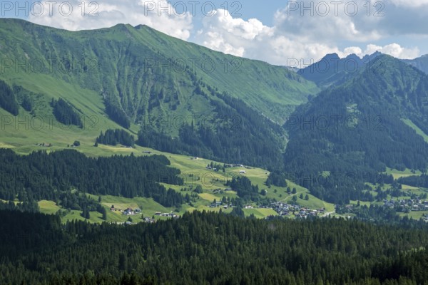 View from the Osterberg Alpe into Kleinwalsertal and Riezlern, with Fellhorn and Kanzelwand in the background, OberallgÃ¤u, AllgÃ¤u, Bavaria, Germany