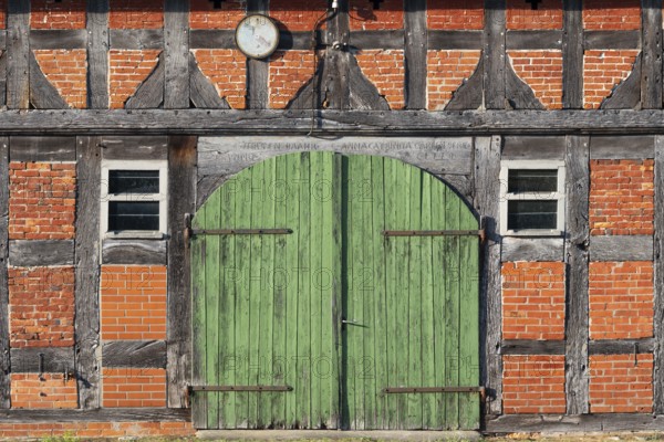 View of a barn door of an old farmhouse, Half-timbered, Historical, Böhme, Heidekreis, Rethem Aller, Leine Aller Tal, Lower Saxony, Germany