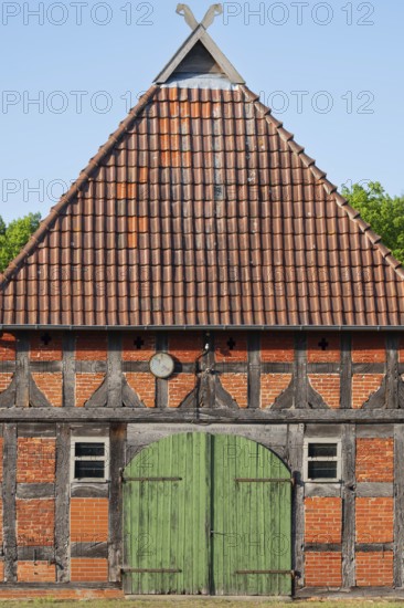 View of a barn door of an old farmhouse, Half-timbered, Historical, Böhme, Heidekreis, Rethem Aller, Leine Aller Tal, Lower Saxony, Germany