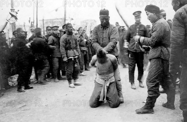 Boxer Rebellion China, execution of Chinese during the Boxer War. A Chinese man is beheaded in front of onlookers during the Boxer Rebellion between 1900 and 1901. Photograph from around 1900 from the album of a German officer