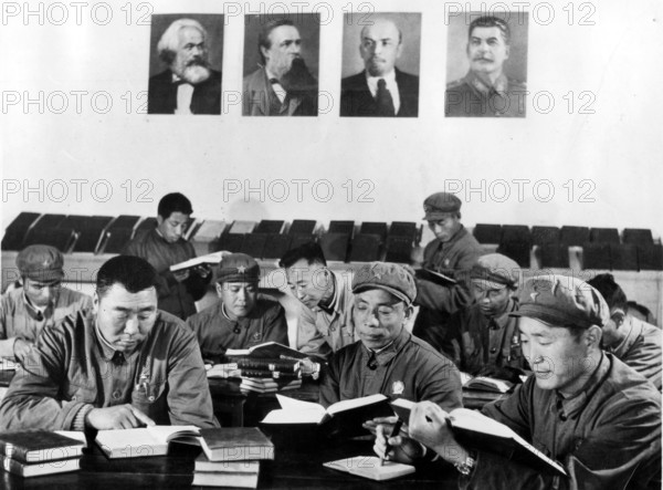 Propaganda, men reading Communist literature, books, Cultural Revolution (1966-1969) In the background: pictures of Marx, Engels, Lenin and Stalin ca. 1960s, China