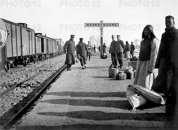 People waiting on the railway platform in Hsukochuang, China around 1900 Photograph around 1900 from the album of a German officer