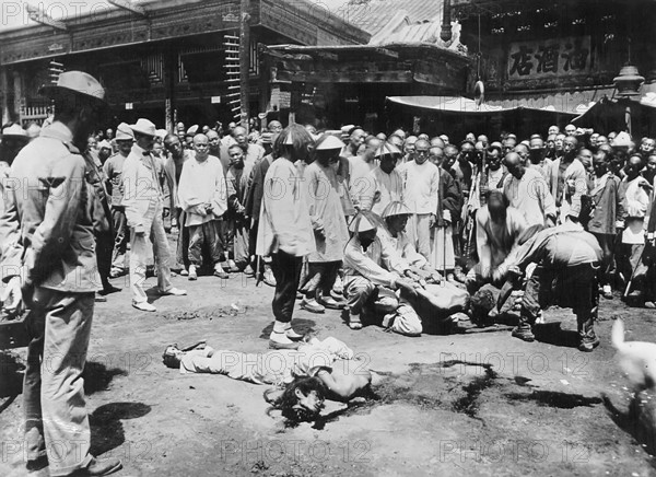 Boxer Rebellion China, execution of Chinese during the Boxer War. A Chinese man is beheaded in front of onlookers during the Boxer Rebellion between 1900 and 1901. Photograph from around 1900 from the album of a German officer