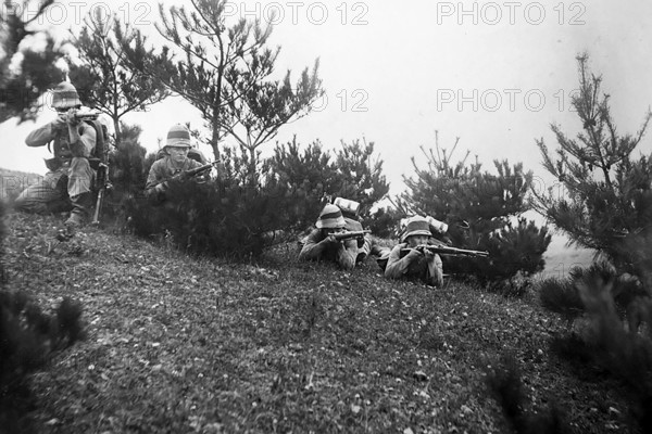 German soldiers posing for the camera, education and training of colonial troops, China around 1900. Photograph from around 1900 from the album of a German officer