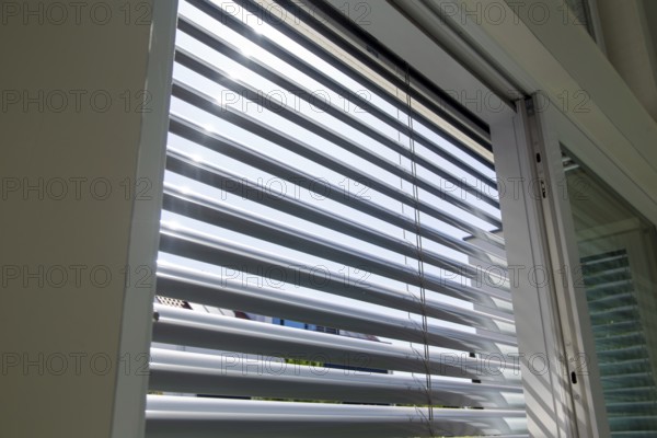 External blind on a large sliding window