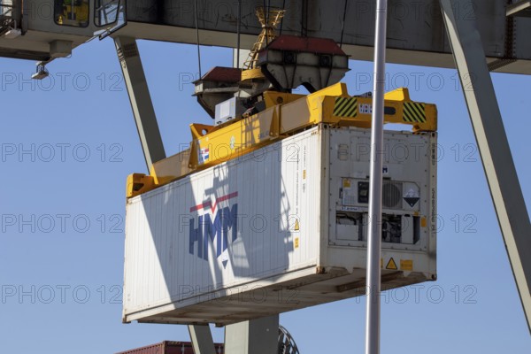 Mannheim: A container from the shipping company HMM (Hyundai Merchant Marine) is loaded in the harbour