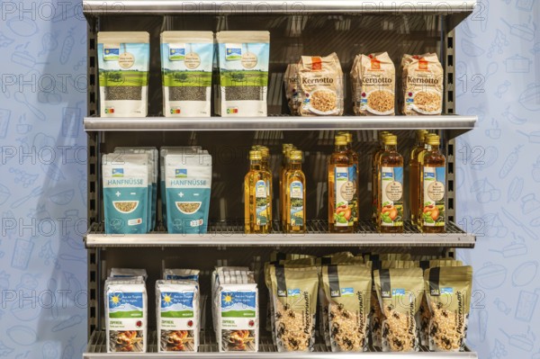 Migros sales shelf Green lentils, Kernotto, hemp nuts, basilicon apple cider vinegar, plaited flour, popcorn maize