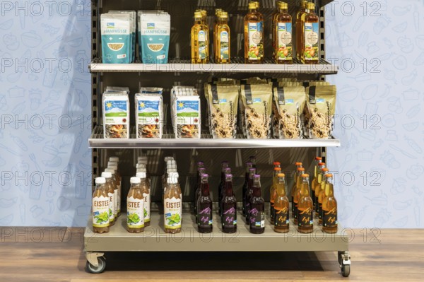 Migros sales shelf Hemp nuts, basilicon apple cider vinegar, plait flour, popcorn maize, iced tea, Zyt