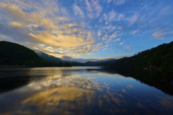Atmospheric morning mood at the lake with reflecting sky in calm water and surrounding mountains, summer, Rursee, Obersee, Rurberg, Simmerath, Eifel National Park, Eifel, North Rhine-Westphalia, Germany
