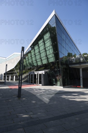 Das Neckarforum, moderne Architektur mit Glasfassade in der Innenstadt von Esslingen am Neckar, Landkreis Esslingen, Baden-WÃ¼rttemberg, Deutschland
