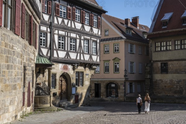 Historische FachwerkhÃ¤user umsÃ¤umen den Georg Christian von Kessler Platz, Sektkellerei Kessler, ehemaliger Speyrer Pfleghof in der Esslinger Altstadt, Esslingen am Neckar, Landkreis Esslingen, Baden-WÃ¼rttemberg, Deutschland
