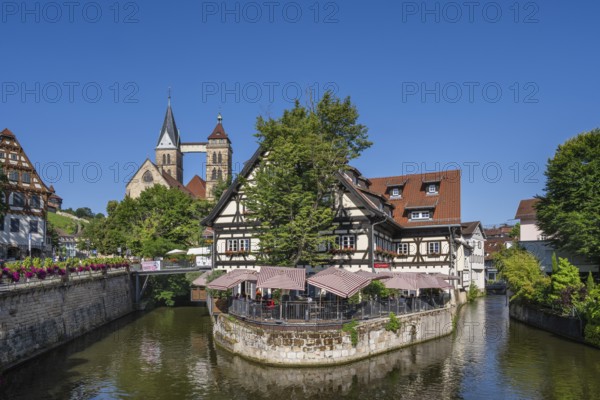 Blick von der St. AgnesbrÃ¼cke auf den RoÃŸneckarkanal, historische FachwerkhÃ¤user mit AuÃŸengastronomie, dahinter die ZwillingstÃ¼rme der Stadtpfarrkirche St. Dionys, Esslingen am Neckar, Landkreis Esslingen, Baden-WÃ¼rttemberg, Deutschland