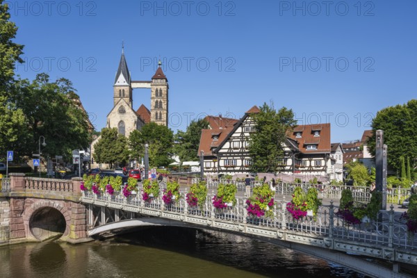 Die 1893 erbaute St. AgnesbrÃ¼cke Ã¼berspannt den RoÃŸneckarkanal, dahinter historische FachwerkhÃ¤user mit AuÃŸengastronomie, links die ZwillingstÃ¼rme der Stadtpfarrkirche St. Dionys, Esslingen am Neckar, Landkreis Esslingen, Baden-WÃ¼rttemberg, Deutschland