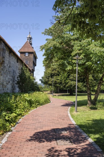 Footpath along the defence wall with the historic Hochwacht, Esslingen Castle, old town of Esslingen am Neckar, district of Esslingen, Baden-WÃ¼rttemberg, Germany